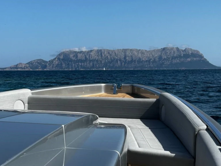 Hire Motorboat Novamarine with a boat licence