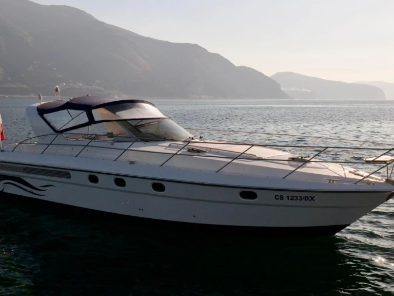 Charter a Fireline 41 in Castellammare di Stabia on Samboat