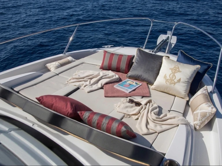 Motorboat hire in Vieux Port Golfe-Juan - Jeanneau Cap Camarat 9.0 WA