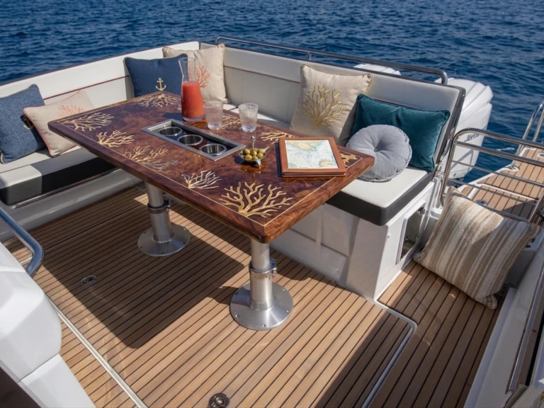 Hire Motorboat Jeanneau with a boat licence