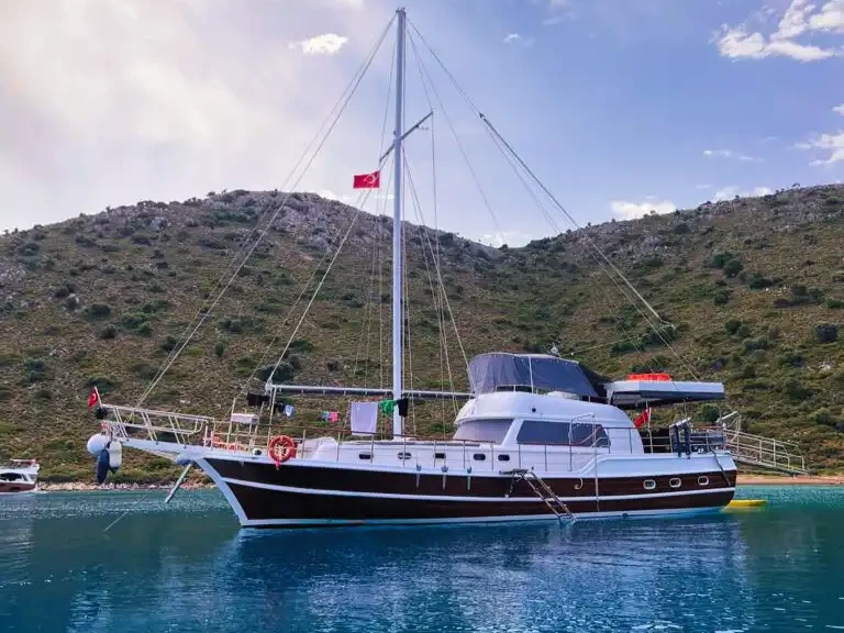 Hire Sailboat Custom with a boat licence