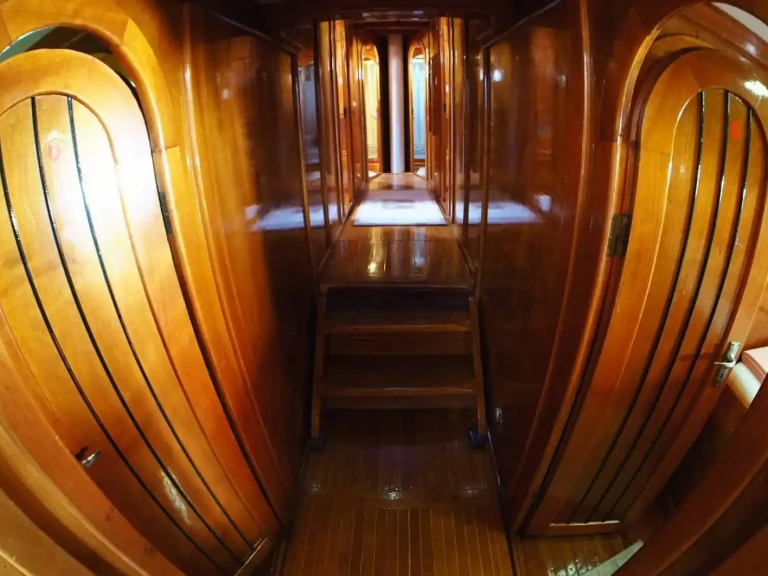 Hire Sailboat Custom with a boat licence