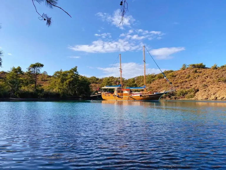 Hire Sailboat Custom with a boat licence