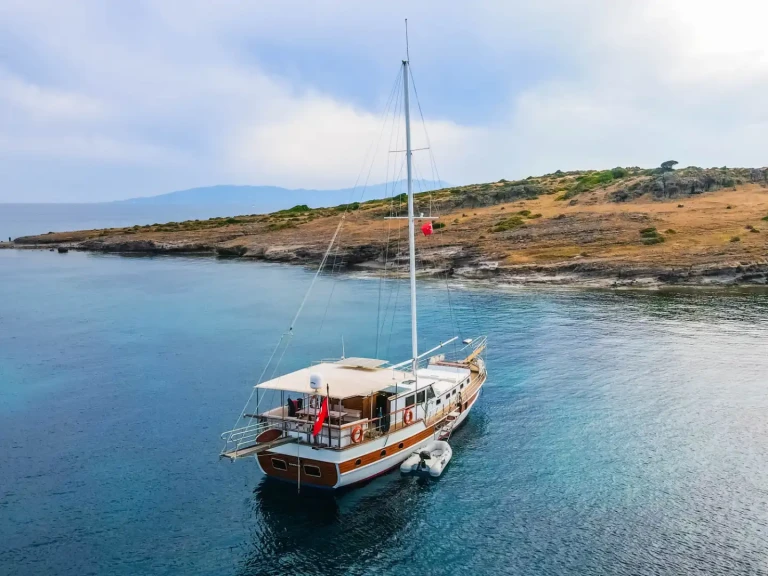 Hire Sailboat Custom with a boat licence