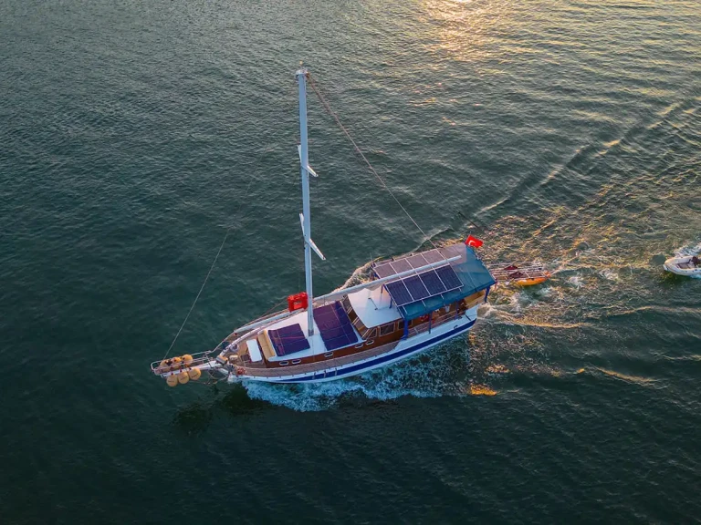 Hire Sailboat Custom with a boat licence