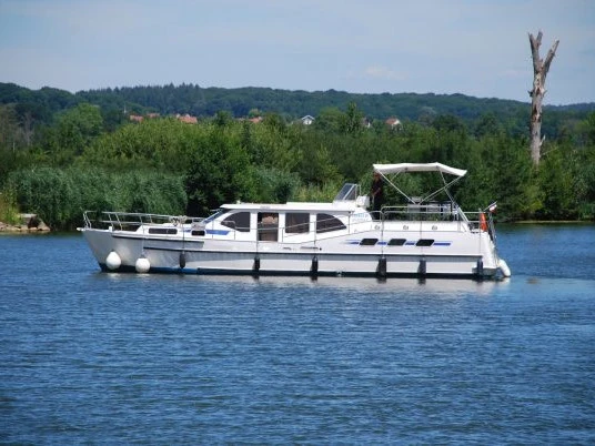 Charter a  America 50 in Savoyeux on Samboat