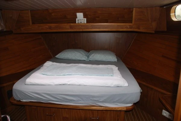 Hire Motorboat  with a boat licence