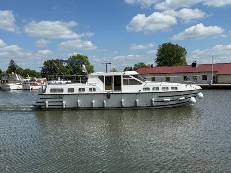 Motorboat to hire Mittersheim at the best price