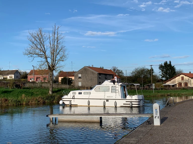 Hire a Triton Triton 1050 Fly Mittersheim