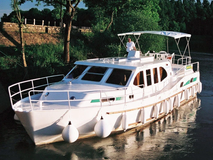 Charter a  America 43 in Savoyeux on Samboat