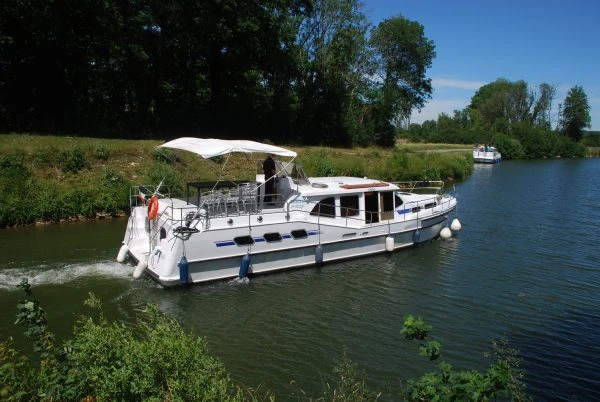 Charter a  America 50 in Louhans on Samboat