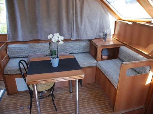 Hire Motorboat  with a boat licence