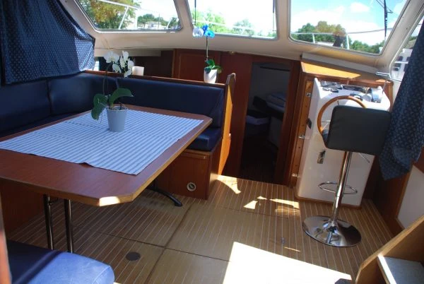 Hire Motorboat  with a boat licence