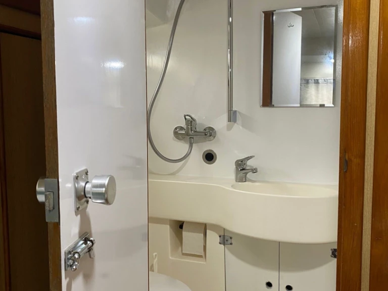 Hire Motorboat  with a boat licence