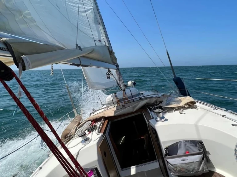 Hire a Bavaria Bavaria 32 Cruiser La Rochelle