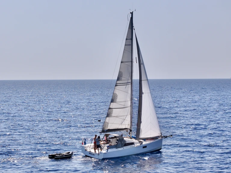 Sailboat hire in Marseille - Pogo Structures Pogo 30