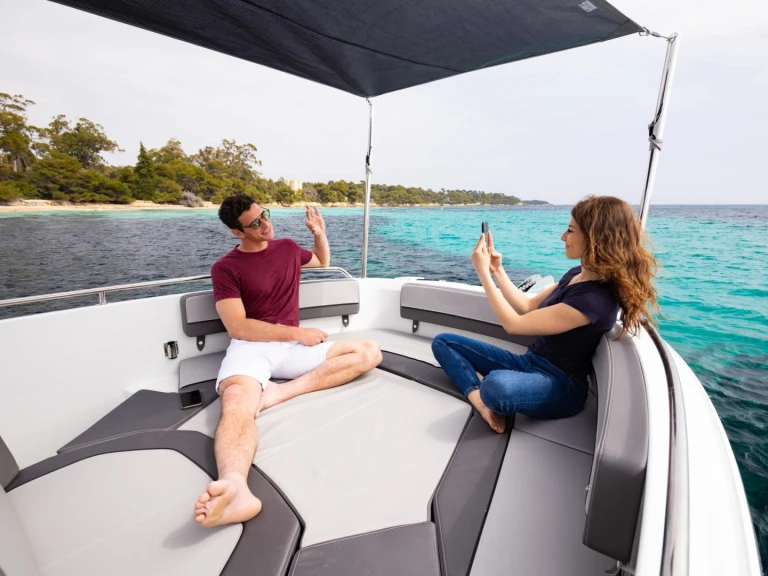 Hire Motorboat Jeanneau with a boat licence