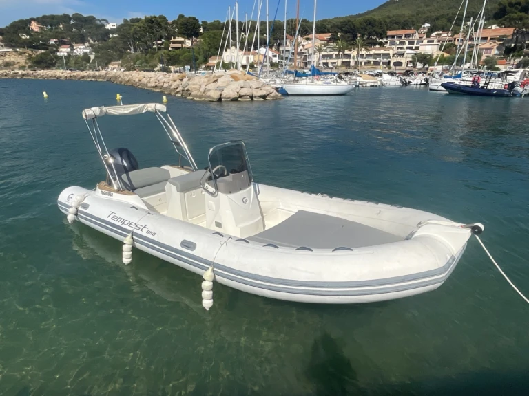 Hire RIB Capelli with a boat licence