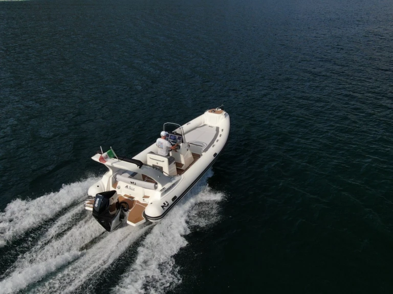 Charter a Nuova Jolly Prince 24 in Sète on Samboat