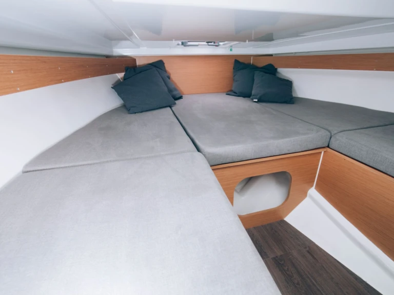 Hire a Bénéteau Flyer 7 SUNdeck Sète