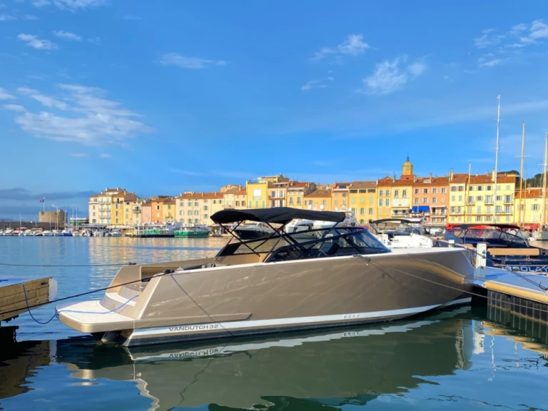 Hire a VanDutch VANDUTCH 32 Saint-Tropez
