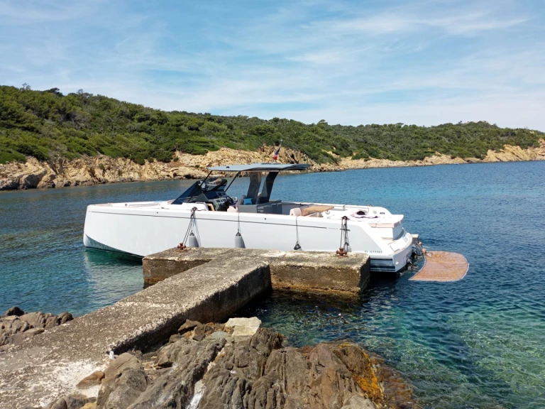 Hire Luxury Yacht Pardo Yachts with a boat licence