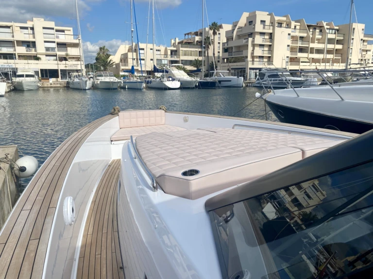 Luxury Yacht to hire Port Grimaud at the best price