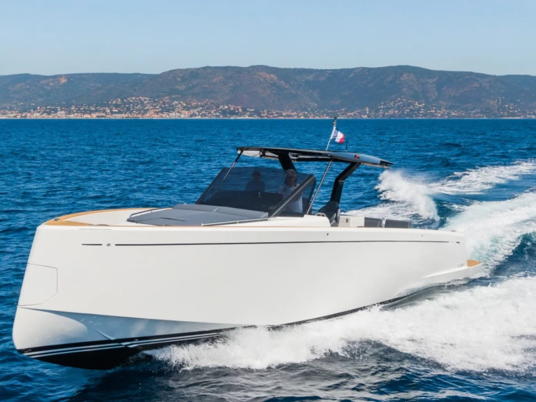Charter a Pardo Yachts Pardo 43 in Port Grimaud on Samboat