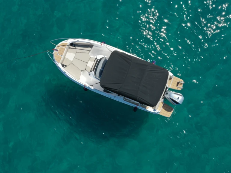 Charter a Karnic SL691 in Latchi on Samboat