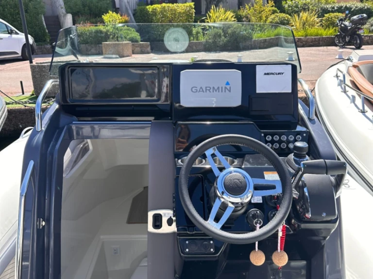 Charter a Zodiac Medline 9 in Cogolin on Samboat