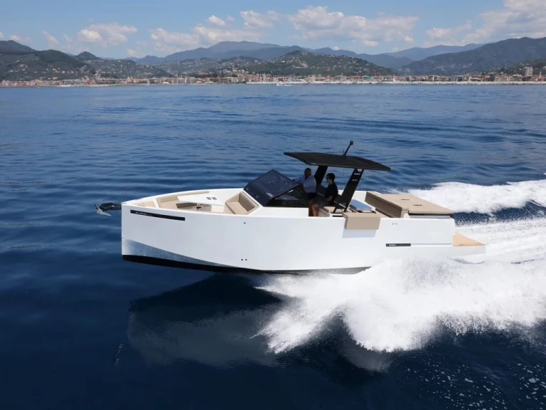 Hire Motorboat DE ANTONIO Yachts with a boat licence