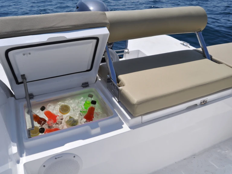 V2 BOATS 5.0 SPORT charter bareboat or skippered in  Roda de Barà