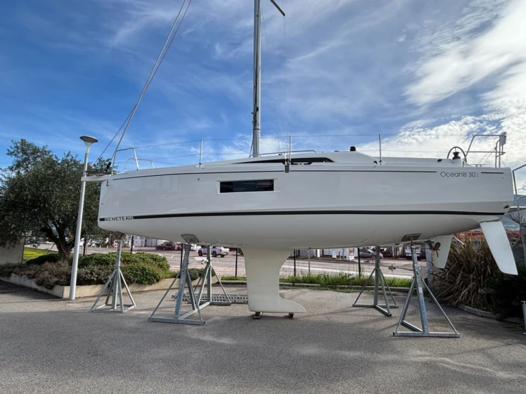 Yacht charter Ajaccio - Bénéteau Oceanis 30.1 on SamBoat