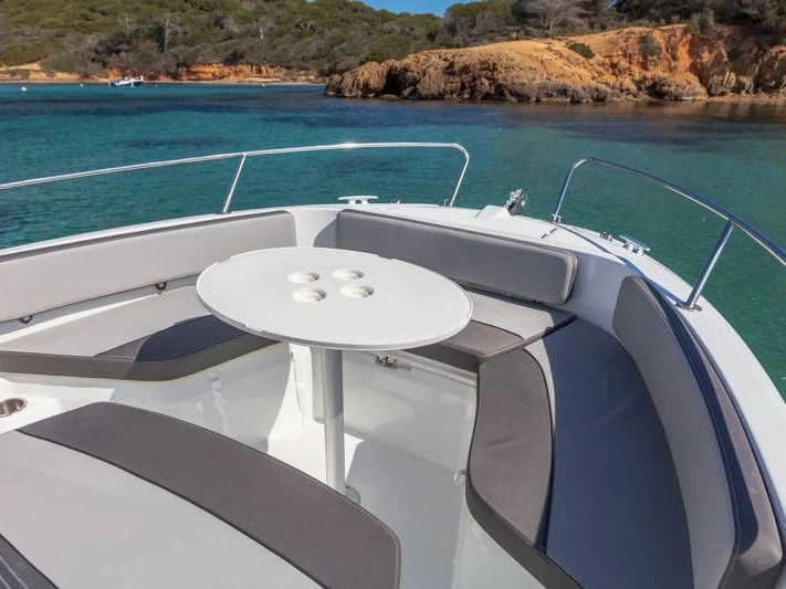 Hire Motorboat Jeanneau with a boat licence