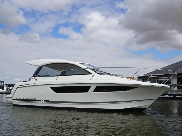 Yacht hire Saint-Raphaël cheap Leader 9