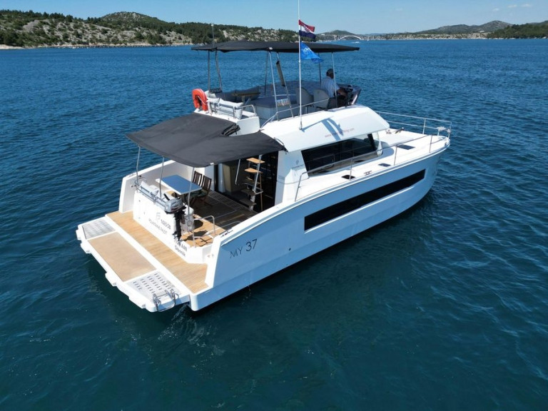 Yacht charter Saint-Raphaël - Fountaine Pajot Fountaine Pajot MY 37 on SamBoat