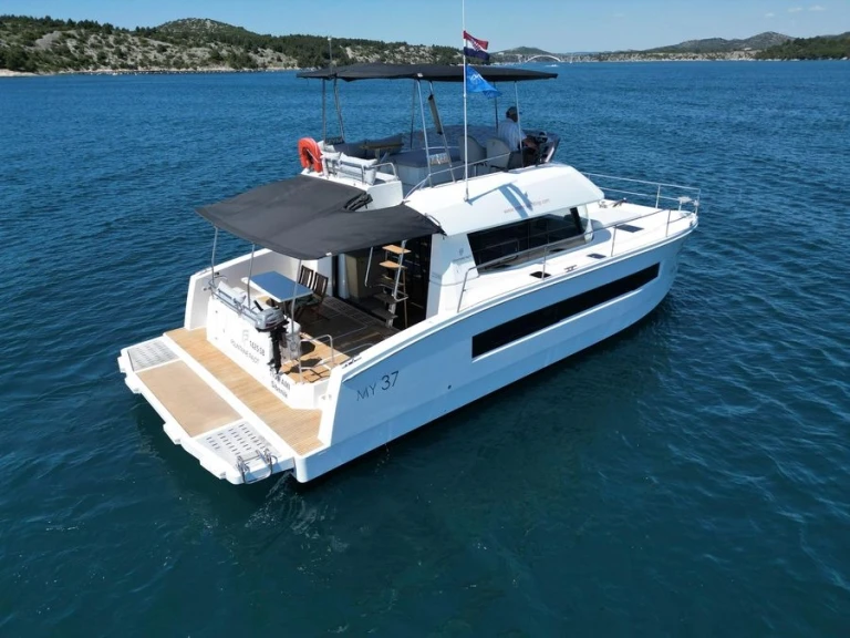 Yacht charter Saint-Raphaël - Fountaine Pajot Fountaine Pajot MY 37 on SamBoat