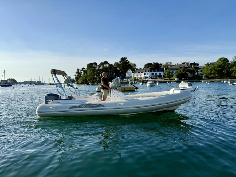 Hire RIB Capelli with a boat licence