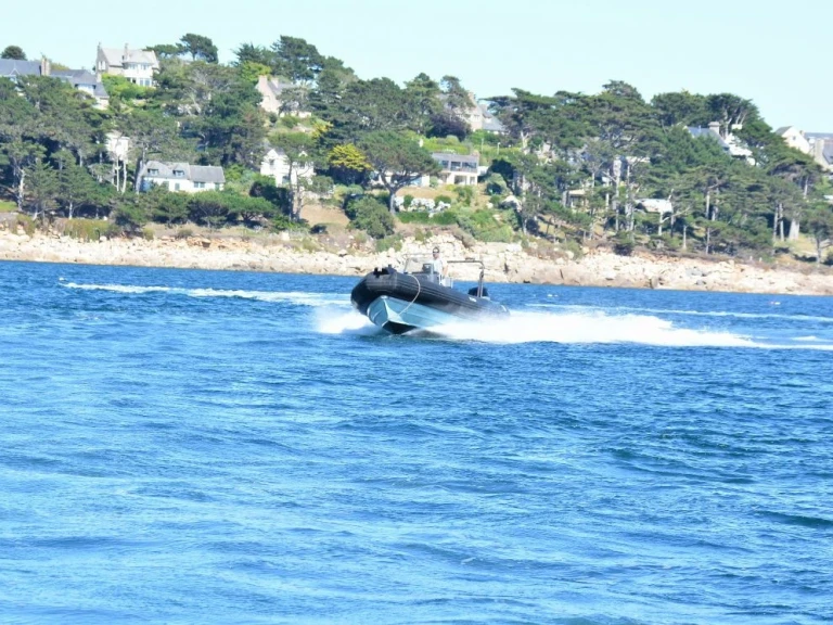 Hire RIB Zodiac with a boat licence