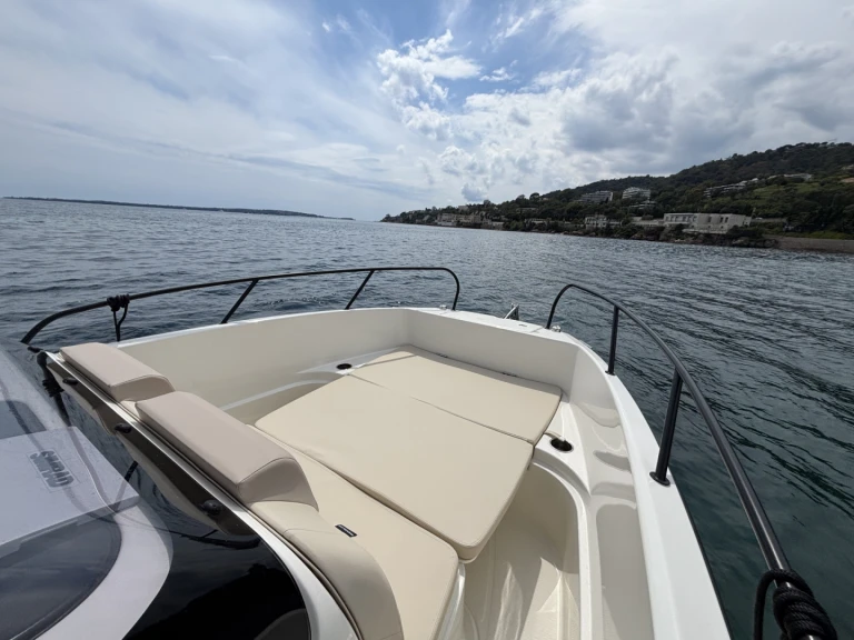 Hire Motorboat Quicksilver with a boat licence