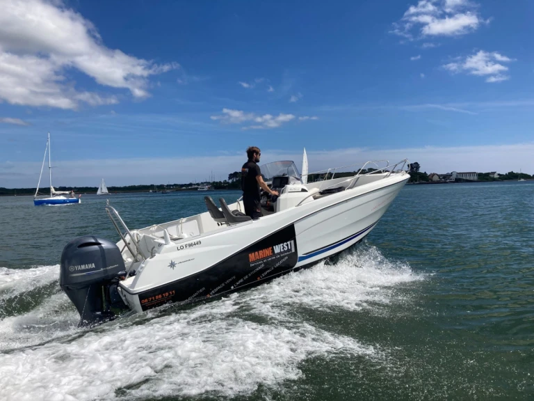 Hire Motorboat Jeanneau with a boat licence