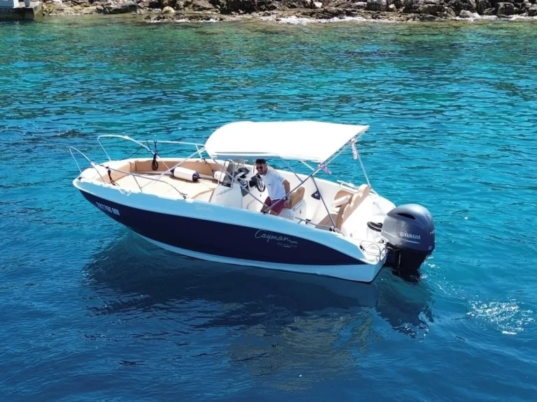 Motorboat hire in Milna - Cayman Deluxe