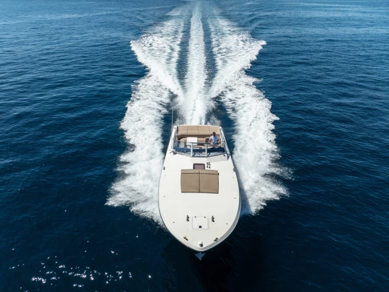 Hire Motorboat Itama with a boat licence