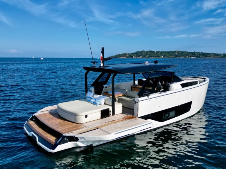 Yacht charter Saint-Tropez - Cranchi Cranchi A46 on SamBoat