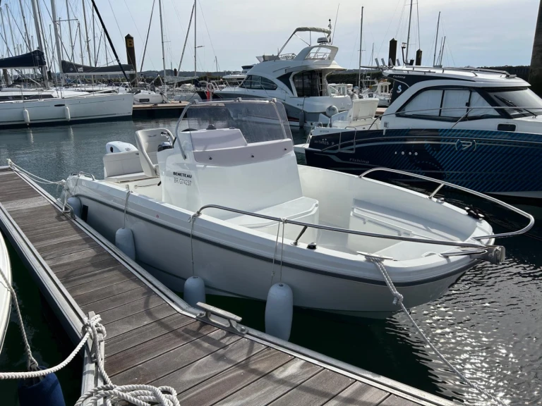 Hire Motorboat Bénéteau with a boat licence