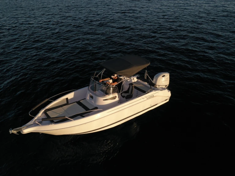 Hire Motorboat B2 Marine with a boat licence