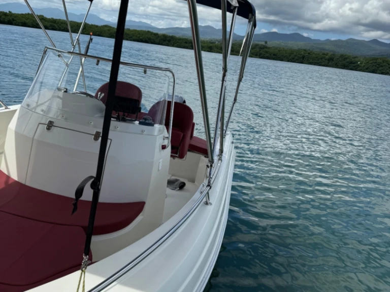 Motorboat to hire Sainte-Rose at the best price