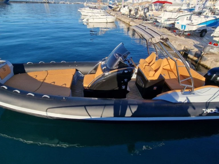 Hire RIB Prua al vento with a boat licence
