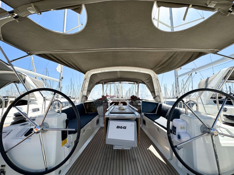 Charter a Bénéteau Oceanis 41.1 in Cambrils on Samboat