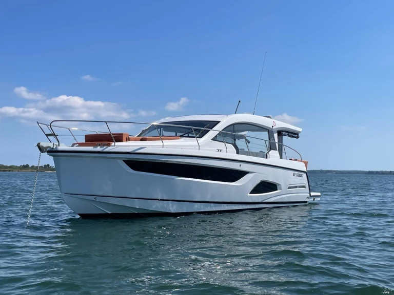 Charter a Sealine Sealine C390 in La Trinité-sur-Mer on Samboat